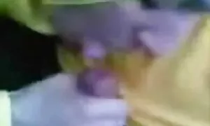 با دو دست عکس سکسیزنان او را نوازش می کند