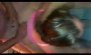 نوزادی چشم آبی با شلوار جین جلوی یک جفت راس گرسنه ظاهر می عکسهای سکسی زنان سیاه شود
