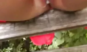 وارد دستشویی شدم ، دخترم را با عکسهای سکسی خانمها لباسی بسیار کوتاه یافتم