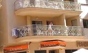 کالی کارتر به لباس پرستار سکسی تغییر شکل داده و عکس دخترای کون گنده در آن رابطه جنسی برقرار می کند