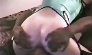 سگهای سیاه صورت خود را زیر عکس سکسی از زن جوجه های نهایی نشان می دهند