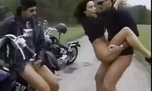 Brownish MILF سیدنی هیل با دوچرخه سواری با یک عکسهای سکسی زن ومرد مرد عضلانی که دارای قفسه سینه عضلانی است