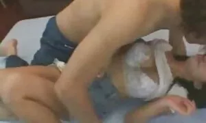 آلینا ارمنکو (هنسی) به یک غریبه آب می خورد و با او عکسهای سکسی زن وشوهر رابطه جنسی برقرار می کند